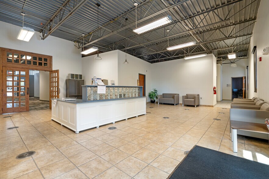 More Photos Of 1 Plaza La Prensa Rd, Santa Fe Office For Sale