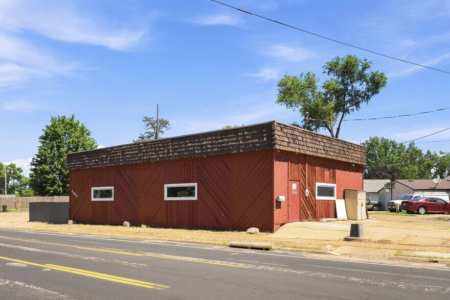 Primary Photo Of 2025 Hickory Grove Rd, Davenport Bar For Sale