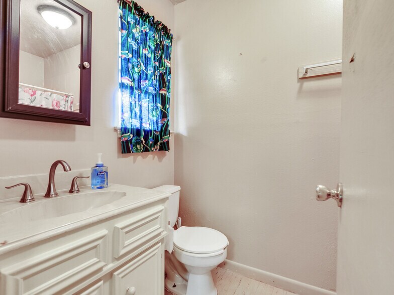 More Photos Of 280 Broken Arrow Marina, Livingston Hotel For Sale