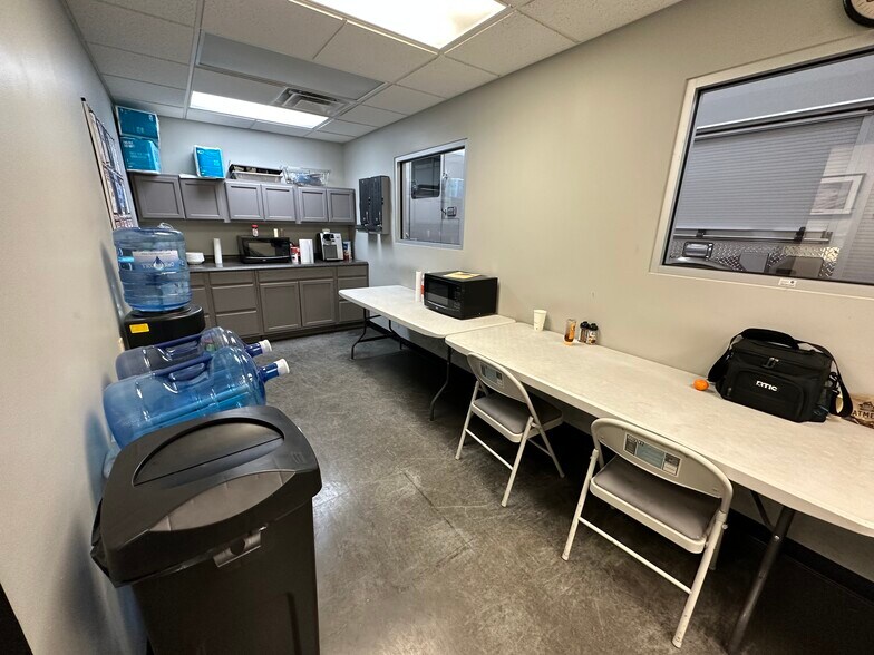 More Photos Of 1701 W County Line Rd, Springfield Manufacturing For Lease