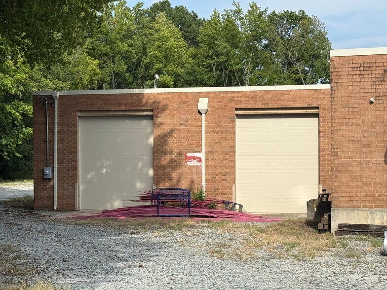 More Photos Of 900-920 W Fairfield Rd, High Point Warehouse For Lease