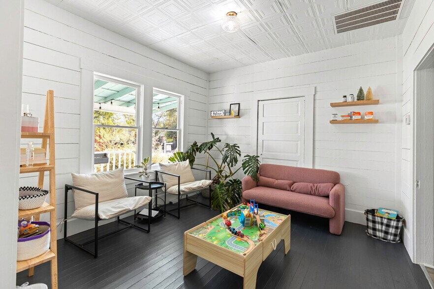 More Photos Of 322 S Main St, Boerne General Retail For Sale