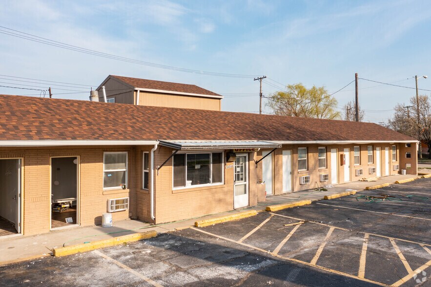 Primary Photo Of 28710 Van Dyke Ave, Warren Hotel For Sale