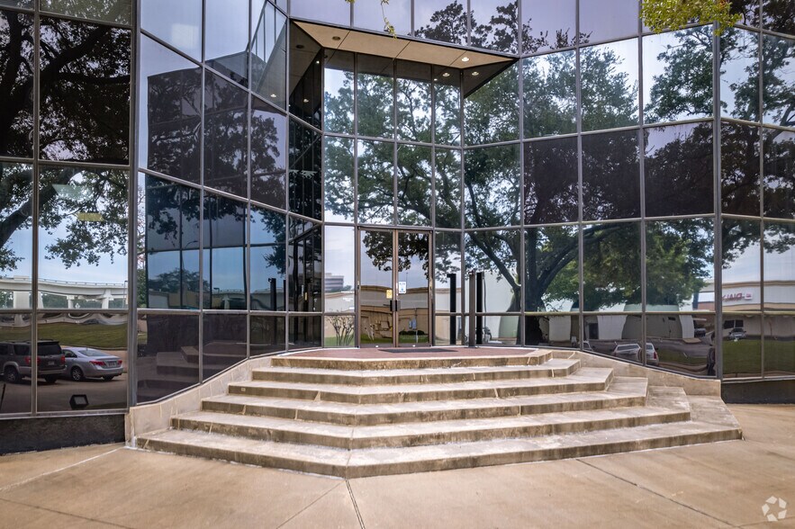 More Photos Of 101 Southwestern Blvd, Sugar Land Office For Lease