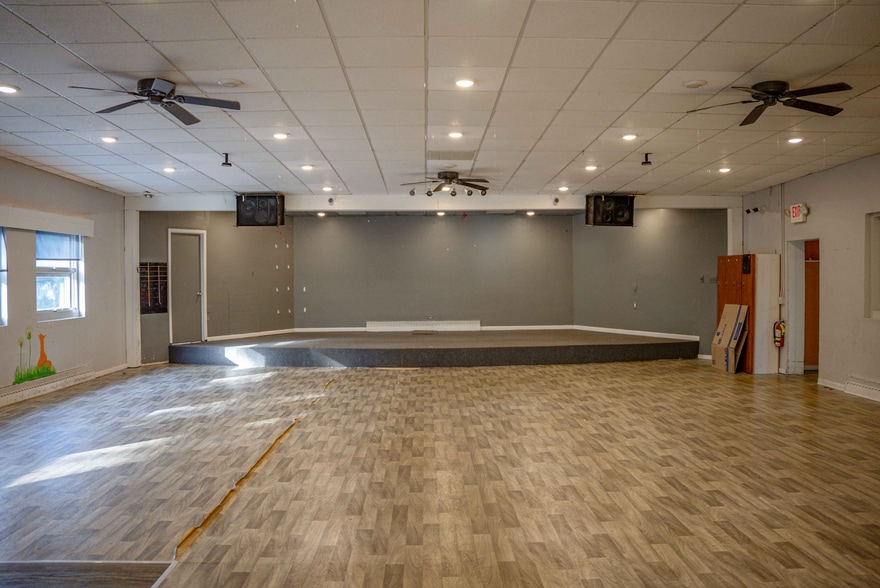 More Photos Of 157 Wadsworth Rd, Wadsworth Religious Facility For Lease