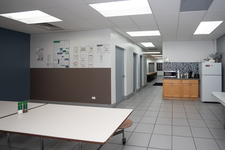 More Photos Of 21800 Gratiot Ave, Eastpointe Auto Dealership For Sale