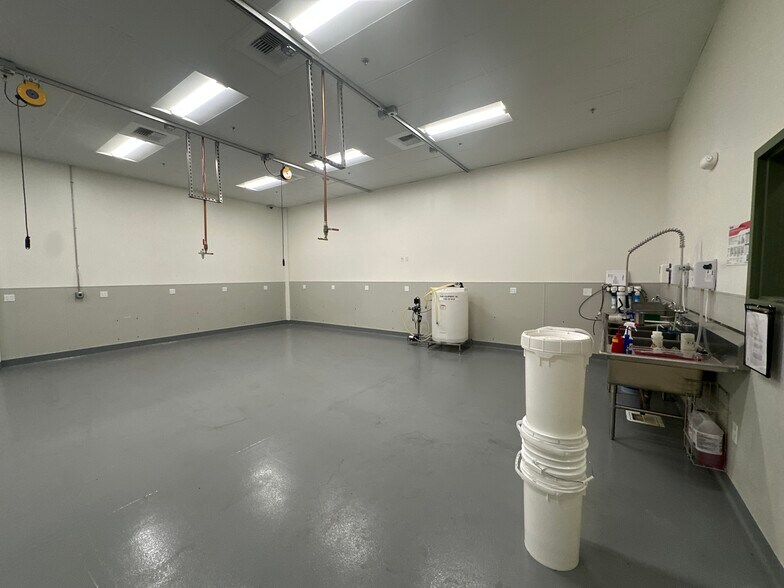 More Photos Of 2049 W Steele Ln, Santa Rosa Warehouse For Sale