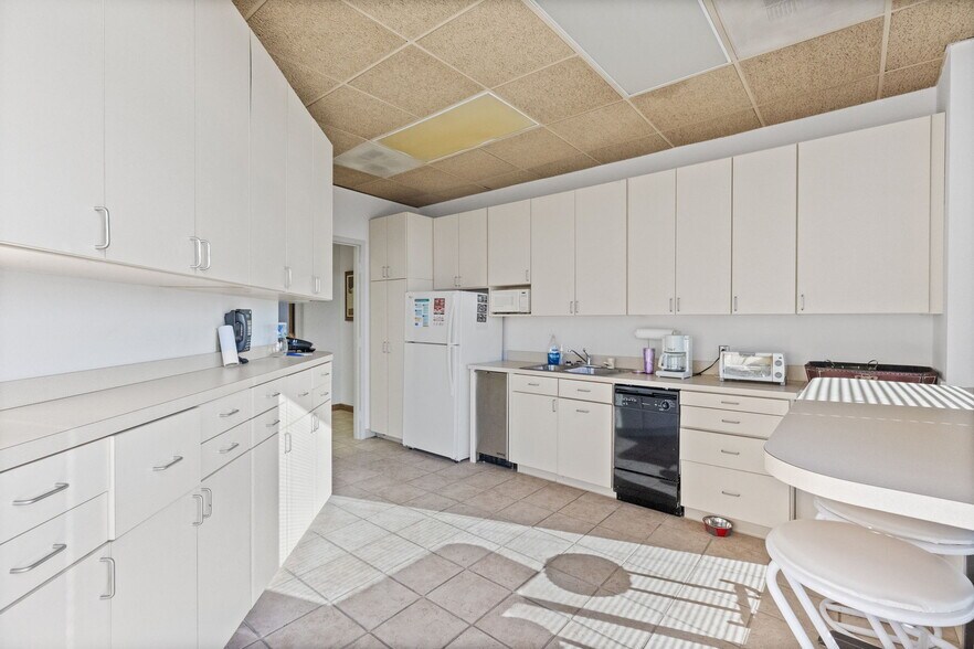 More Photos Of 1989-1999 E Stone Dr, Kingsport Office For Lease