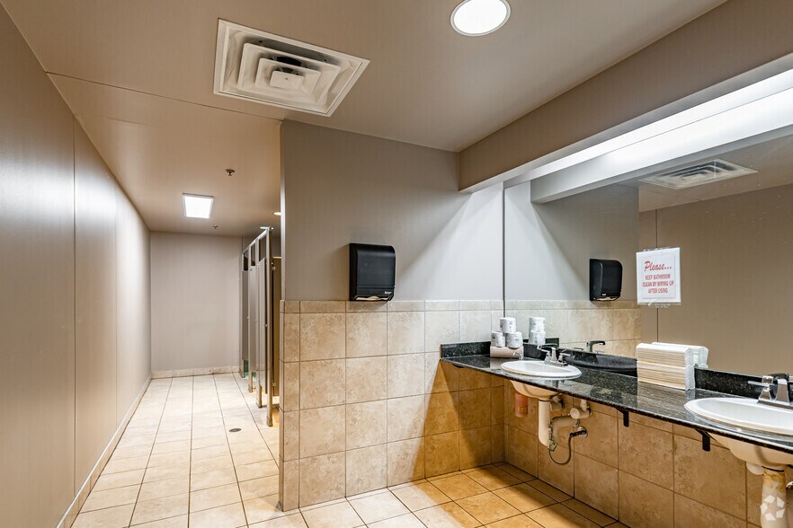 More Photos Of 1010 W Mockingbird Ln, Dallas Office For Lease