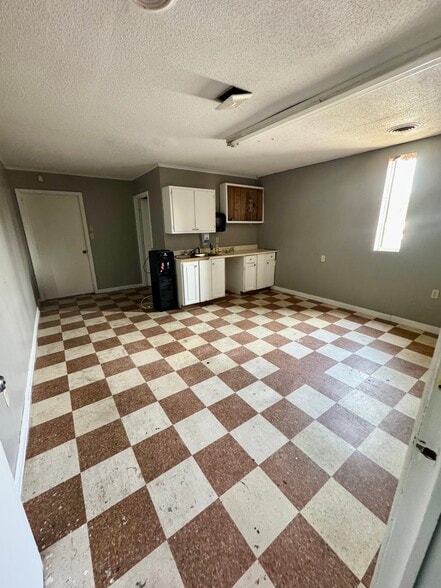 More Photos Of 114 Payne Rd, Thomasville Warehouse For Lease