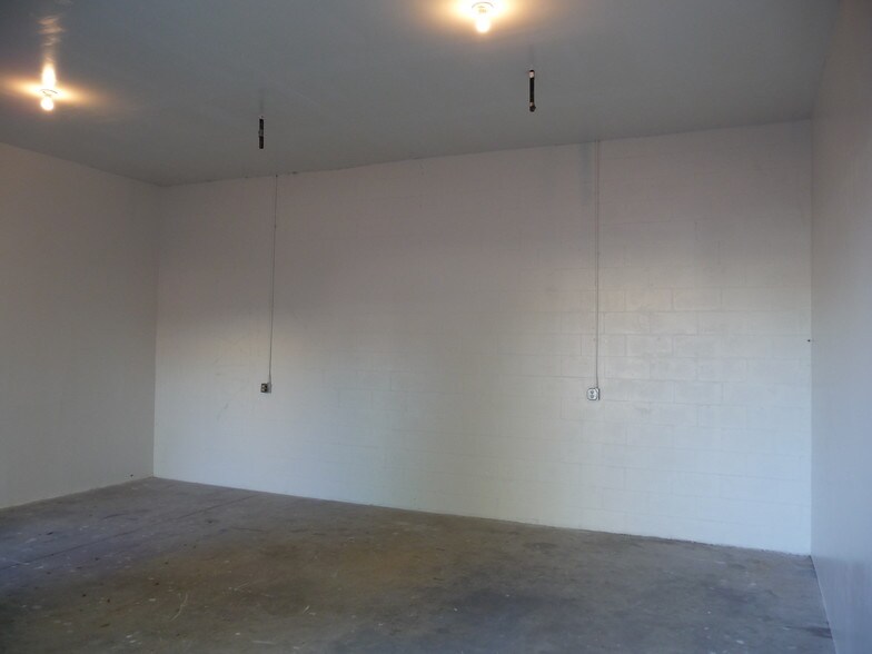 More Photos Of 555 Marlborough St, Oldsmar Warehouse For Lease