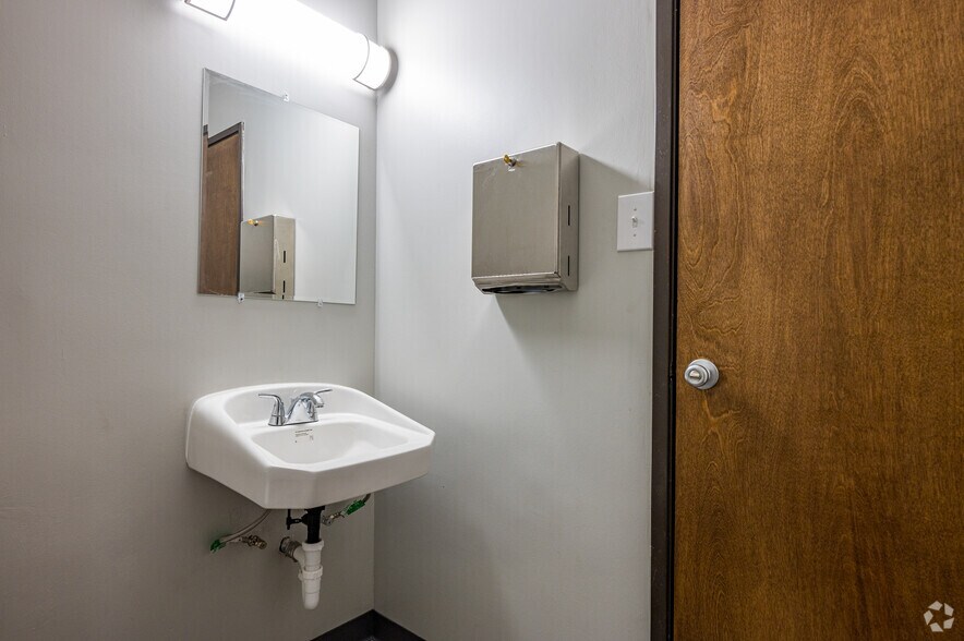 More Photos Of 11420 Mathis Ave, Farmers Branch Unknown For Lease