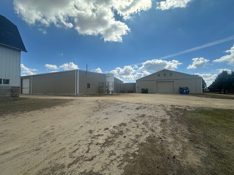 More Photos Of 636 S East St, Mount Carroll Warehouse For Lease