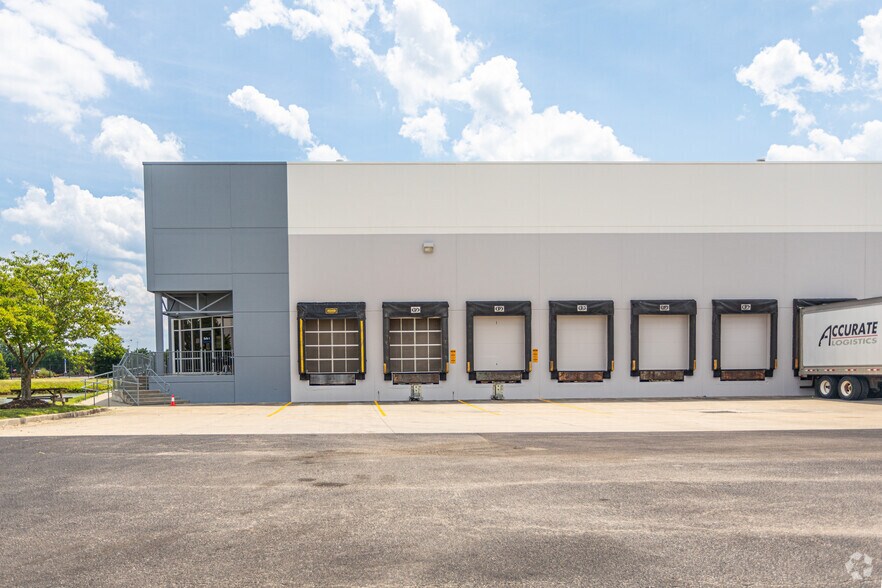 More Photos Of 5401 Lewis Rd, Sandston Distribution For Lease