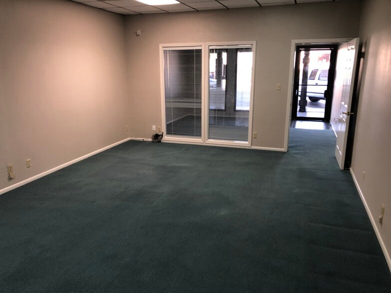 More Photos Of 825-865 S Frankwood Ave, Reedley Office For Lease