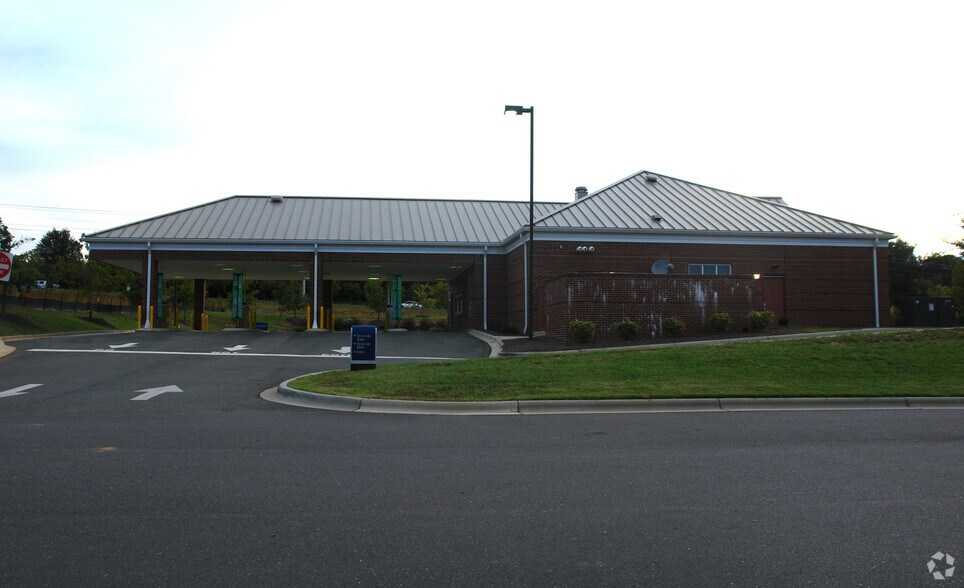 More Photos Of 15030 Idlewild Rd, Stallings Bank For Lease