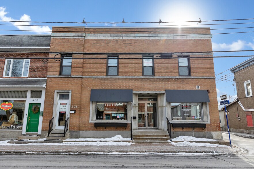 More Photos Of 298-300 Ch du Bord-du-Lac-Lakeshore, Pointe-claire Storefront For Lease