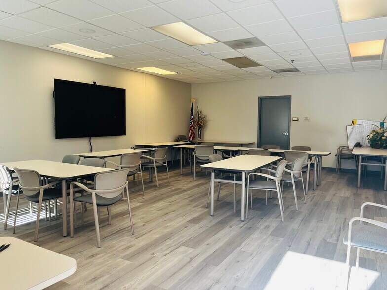 More Photos Of 1951 Stella Lake Dr, Las Vegas Light Distribution For Lease