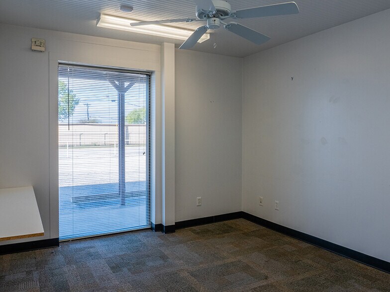 More Photos Of 108 McNutt Rd, Hutto Warehouse For Lease