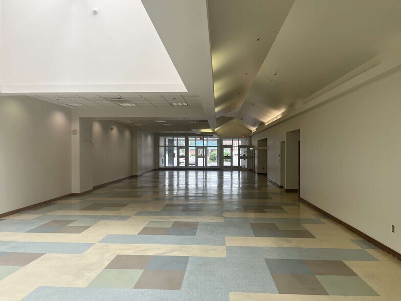 More Photos Of 760-780 Broad St, Montoursville General Retail For Sale