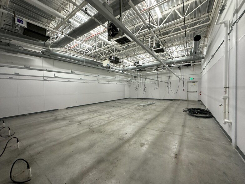 More Photos Of 33 Omni Cir, Auburn Distribution For Lease