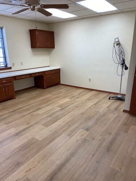 More Photos Of 910 S Bryant Ave, Edmond Medical For Sale