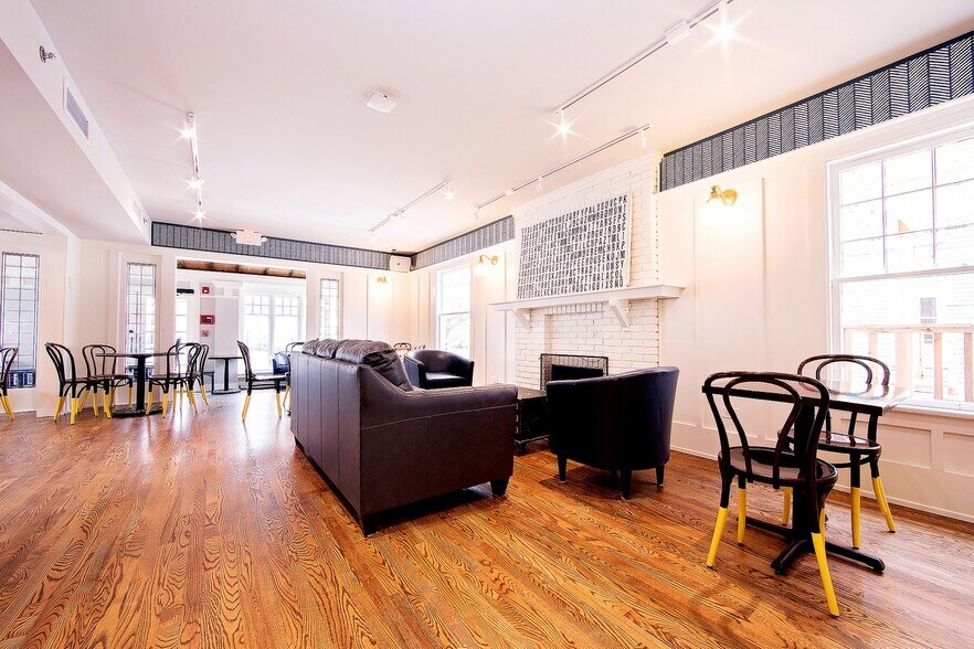 More Photos Of 318 S 3rd St, Geneva Freestanding For Lease