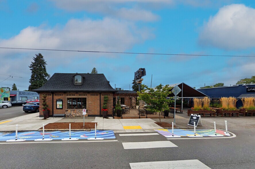 Primary Photo Of 4703 NE Fremont St, Portland Restaurant For Lease