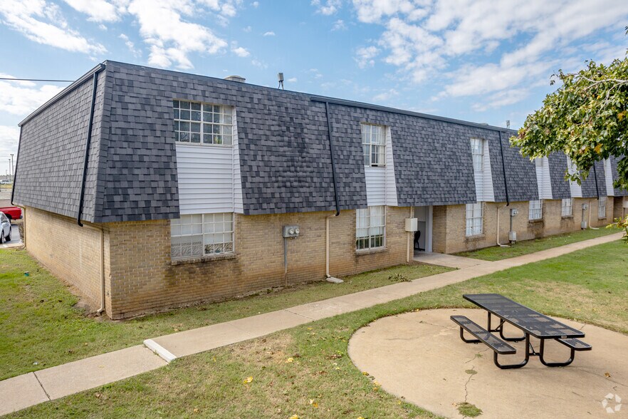 More Photos Of 2500-2530 N Rockwell Ave, Bethany Apartments For Sale