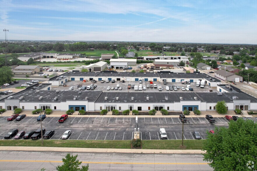 More Photos Of 500 S Polk St, Greenwood Showroom For Lease