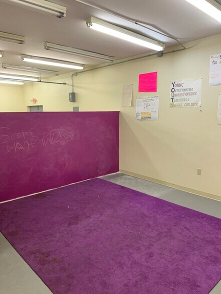 More Photos Of 204-212 W Market St, Newport Unknown For Lease