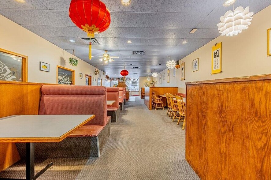 More Photos Of 34 Athabasca Av, Devon Storefront For Sale