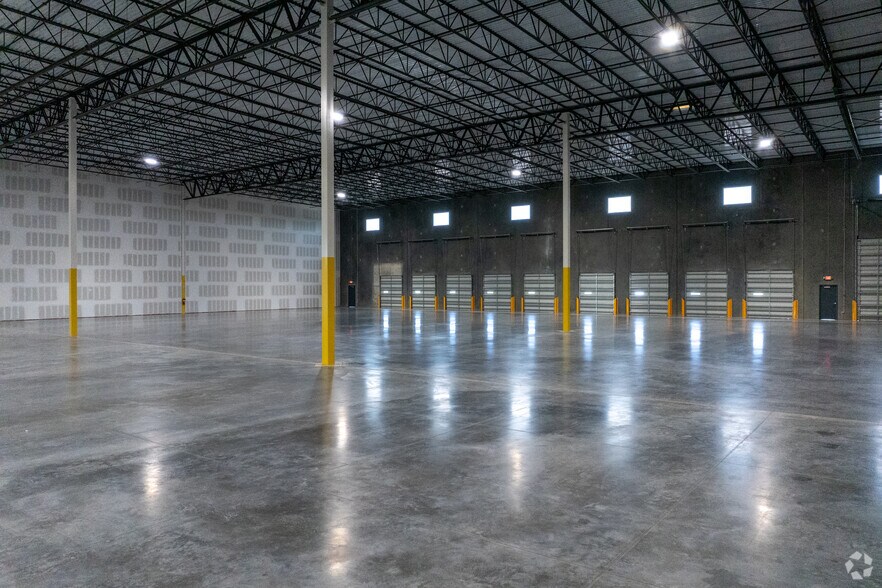 More Photos Of 14520 Global Pky, Fort Myers Warehouse For Lease