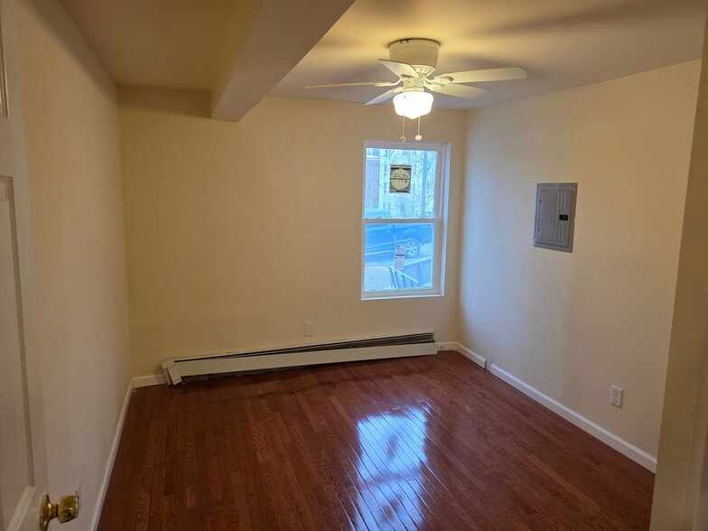 More Photos Of 25 Mill St, Middletown Storefront Retail Residential For Sale