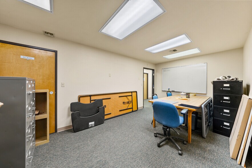 More Photos Of 700 NW Dimmick St, Grants Pass Specialty For Sale