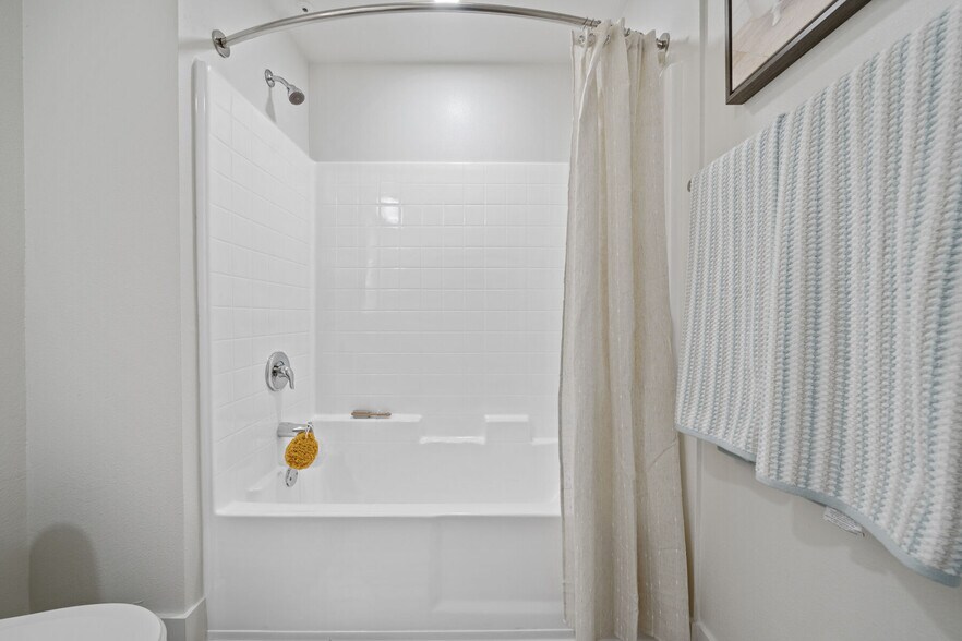 More Photos Of 11049 Magnolia Blvd, North Hollywood Apartments For Lease