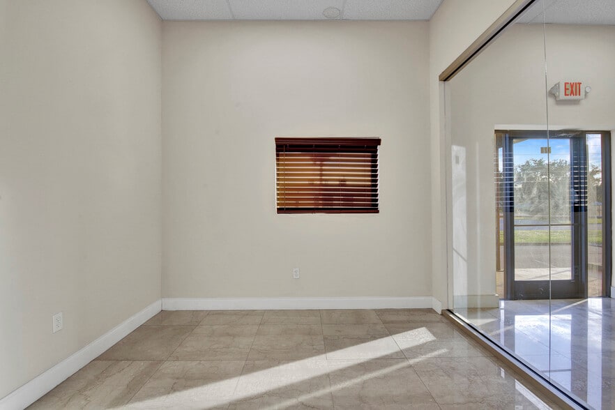 More Photos Of 901 Central Florida Pky, Orlando Warehouse For Lease