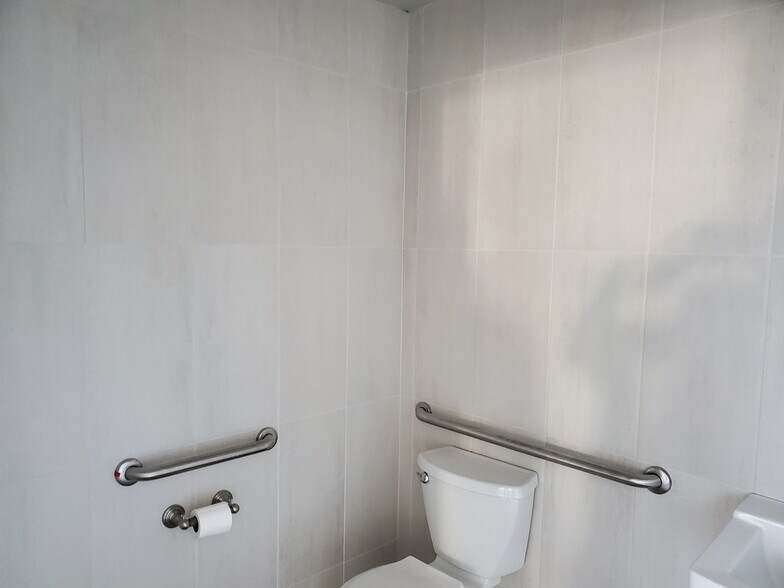 More Photos Of 700 Mountain View Ave, Oxnard Warehouse For Lease