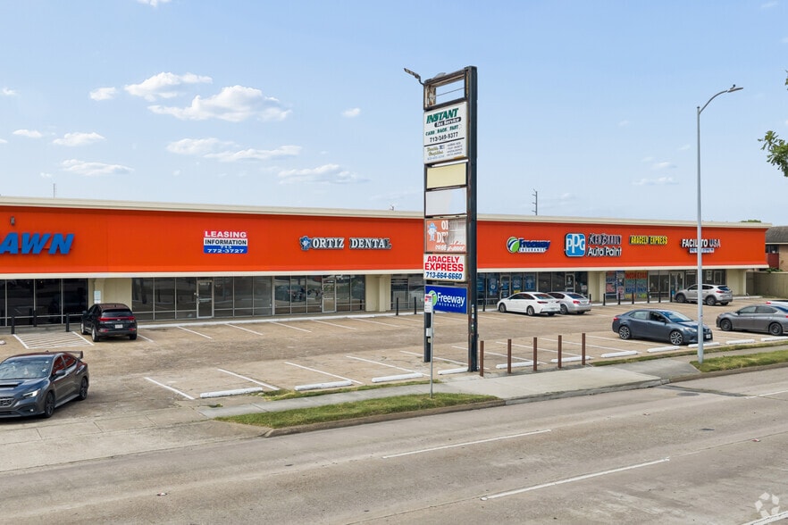 More Photos Of 6003 Bellaire Blvd, Houston Storefront For Lease