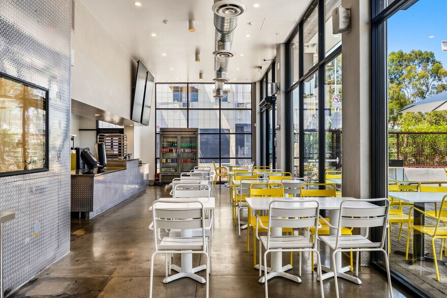 More Photos Of 465 N Fairfax Ave, Los Angeles Fast Food For Lease