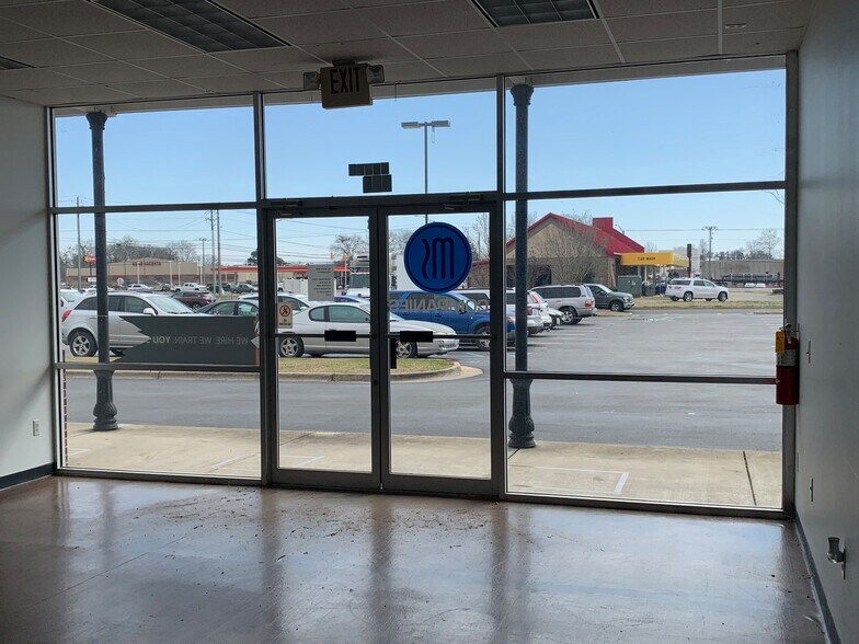 More Photos Of 5550 McFarland Blvd, Northport General Retail For Lease