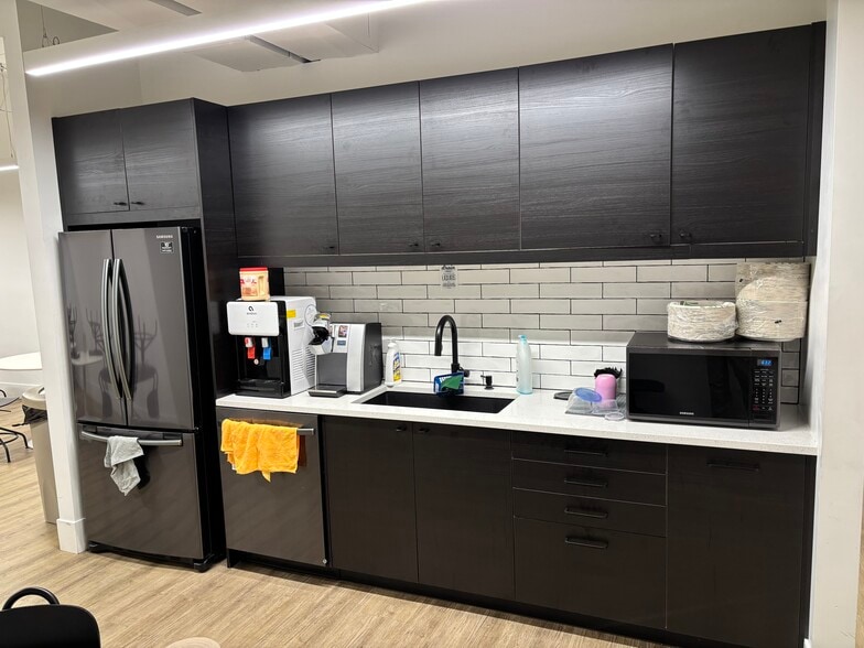 More Photos Of 3632-3652 N Cicero Ave, Chicago Showroom For Sale