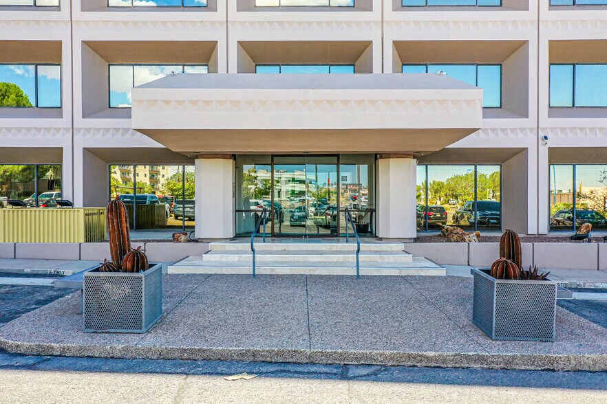 More Photos Of Sundland Park & Mesa Hills Dr., El Paso Office For Lease