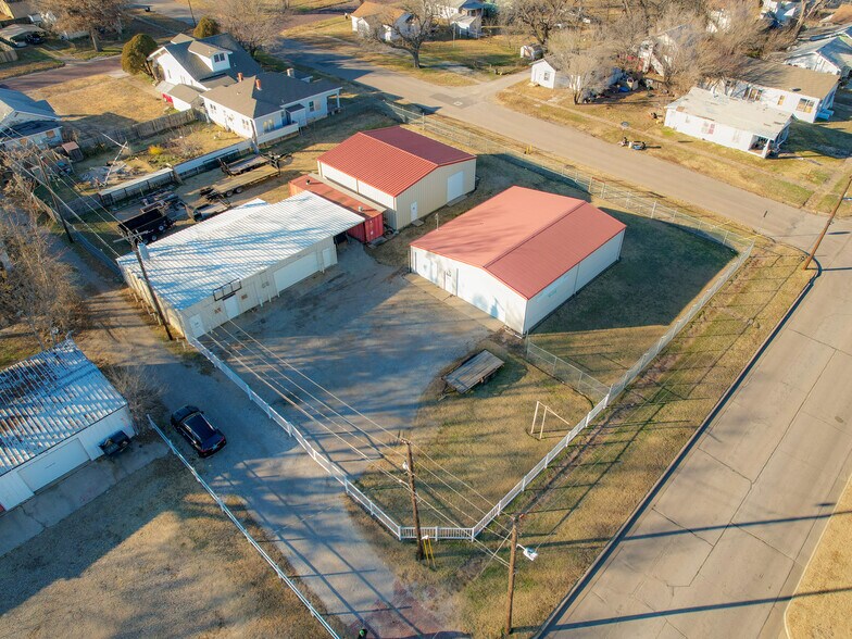 Primary Photo Of 210-212 N Pine St, Ponca City Light Distribution For Sale