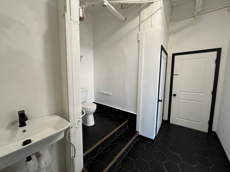 More Photos Of 189 Exchange St, Pawtucket General Retail For Lease