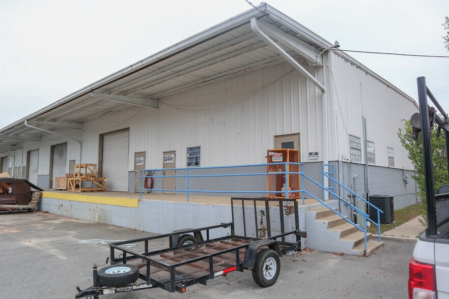 More Photos Of 572-2 Appleyard Dr, Tallahassee Warehouse For Lease
