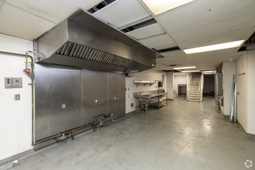 More Photos Of 700 Hennepin Ave, Minneapolis General Retail For Sale