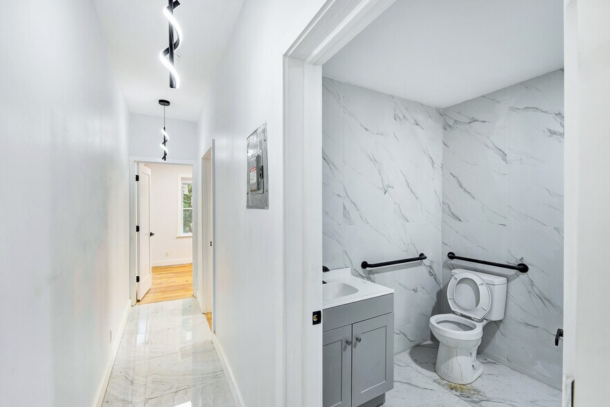 More Photos Of 1997-2013 Mcdonald Ave, Brooklyn Showroom For Lease