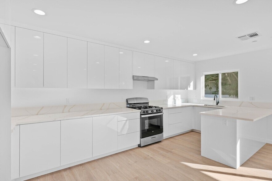 More Photos Of 6842 Cedros Ave, Van Nuys Apartments For Sale