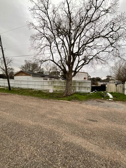 More Photos Of 609 Oak St, La Marque Warehouse For Sale